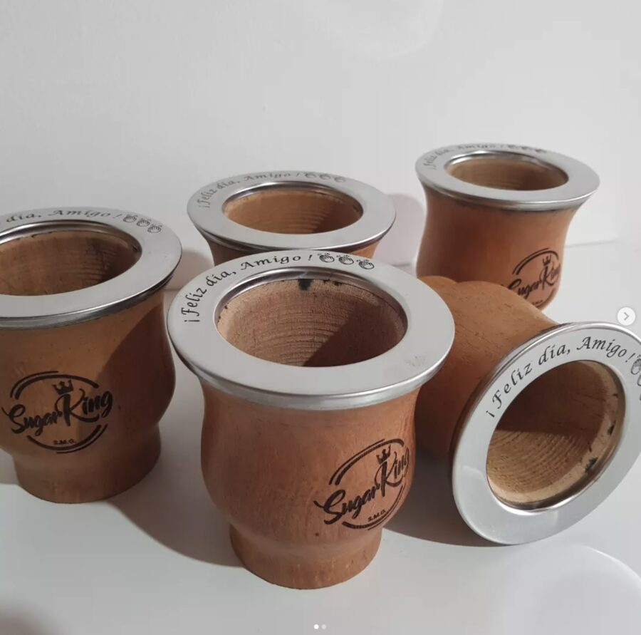 Mates de madera grabados con logo para empresa