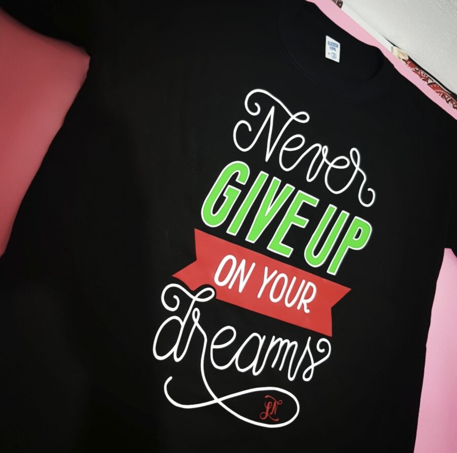 Remera negra estampada con frase en vinilo