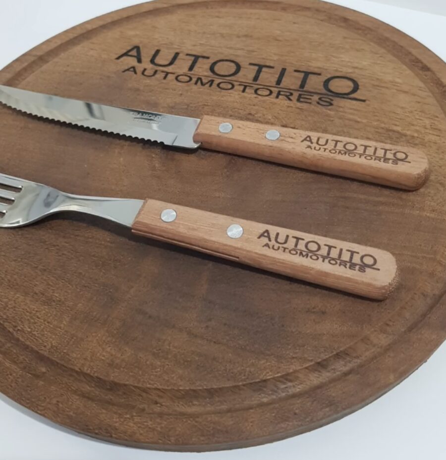 Tabla de madera con cuchillo y tenedor grabados para regalo empresarial