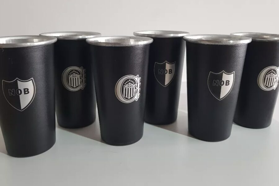 Vasos de aluminio grabados con escudos de clubes de fútbol